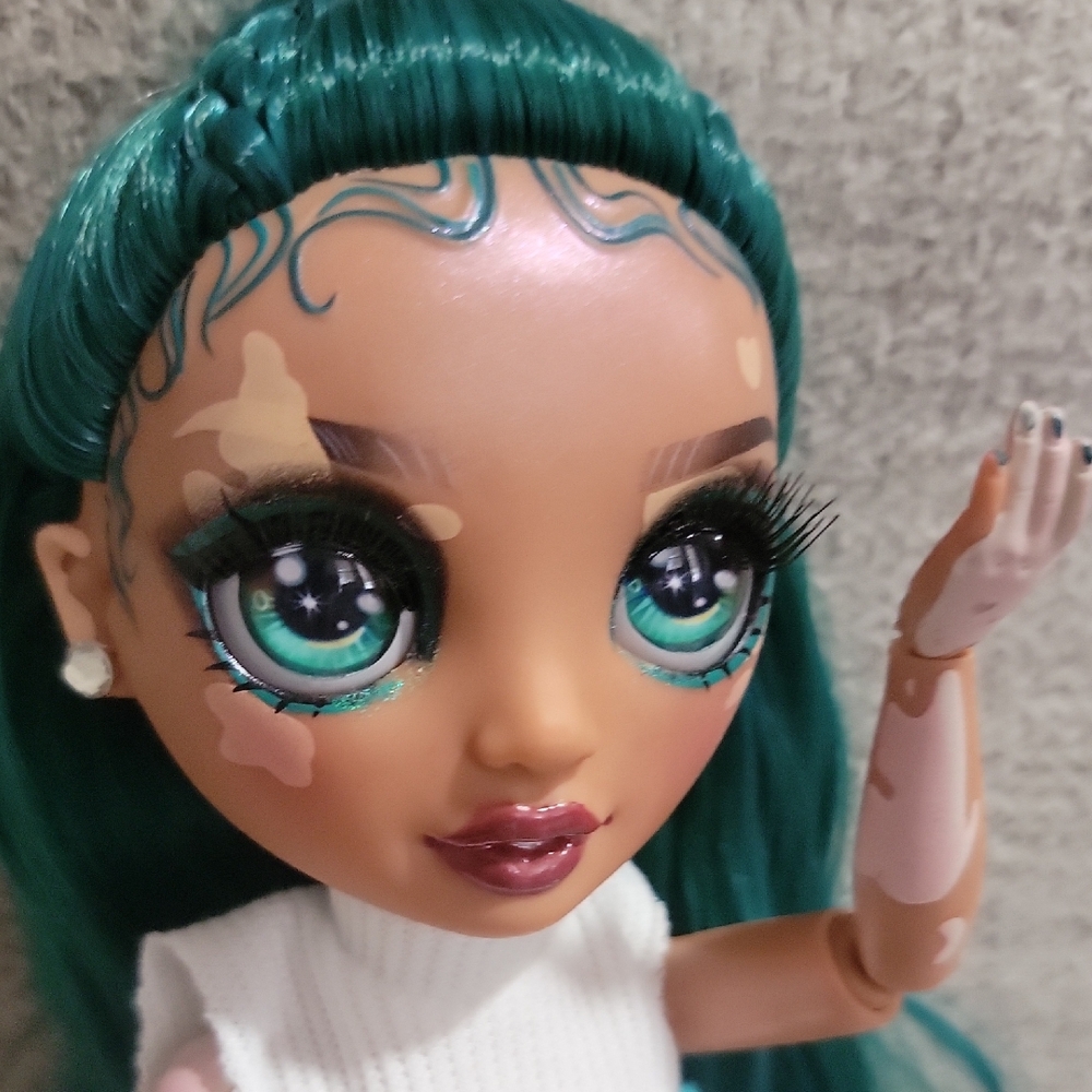 Rare Jewel Richie Rainbow High Emerald Green, Vitiligo Doll. - Picture 5 of 6